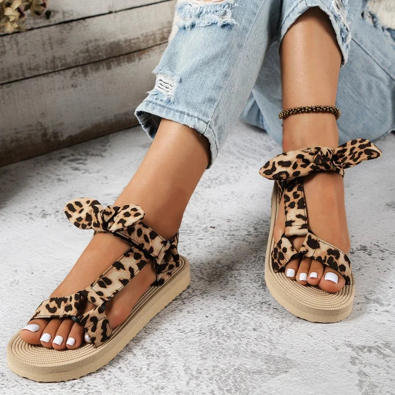 Modische Damen-Schuhe im Leoparden-Design