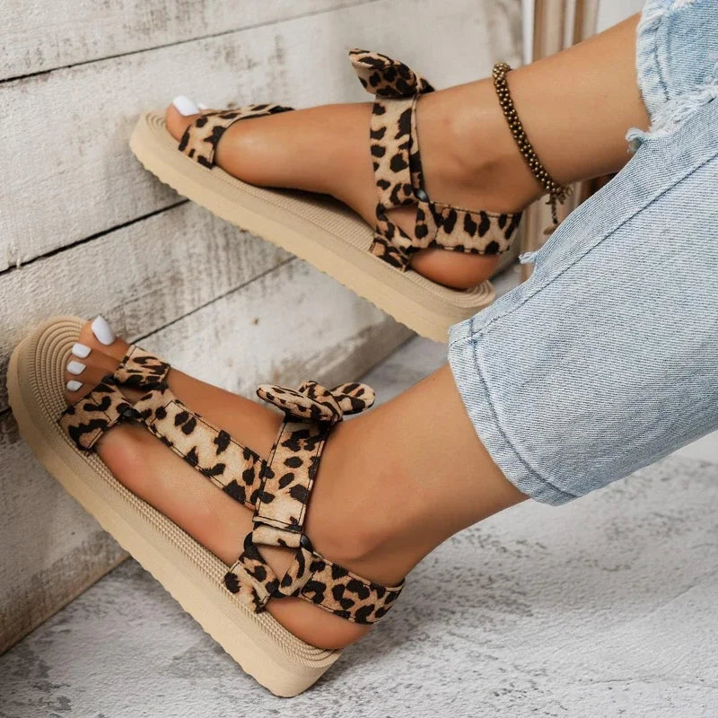 Modische Damen-Schuhe im Leoparden-Design