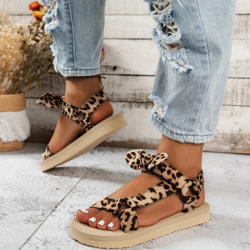 Modische Damen-Schuhe im Leoparden-Design