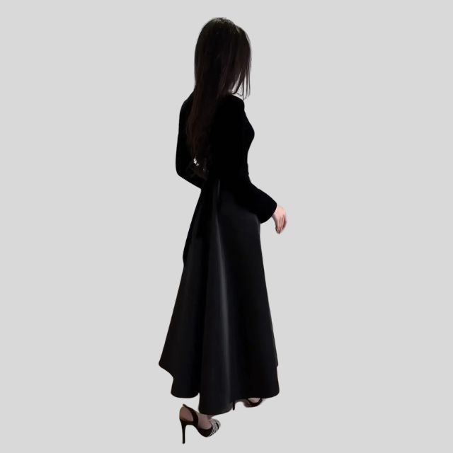 Elegantes Turtleneck-Kleid aus Samt mit ausgestelltem Saum