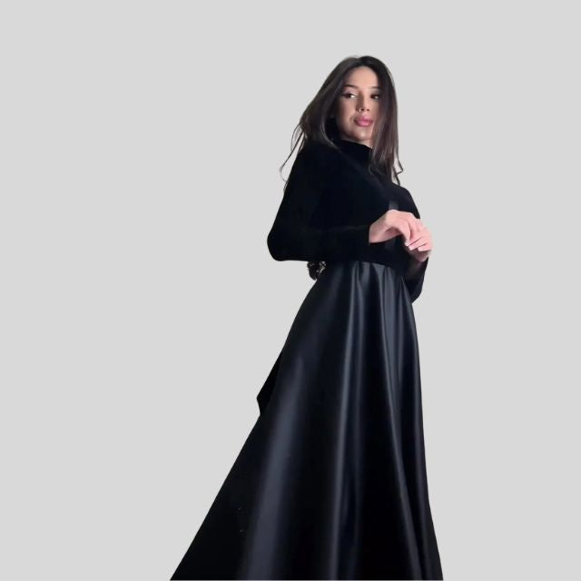 Elegantes Turtleneck-Kleid aus Samt mit ausgestelltem Saum