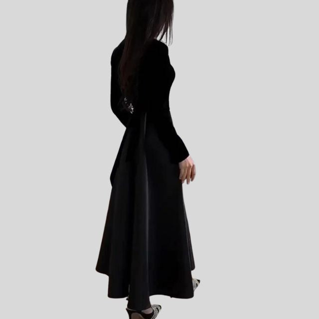 Elegantes Turtleneck-Kleid aus Samt mit ausgestelltem Saum