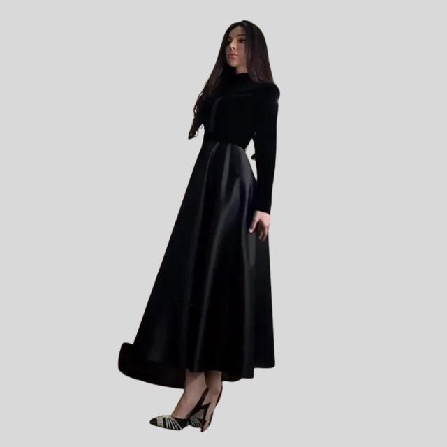Elegantes Turtleneck-Kleid aus Samt mit ausgestelltem Saum