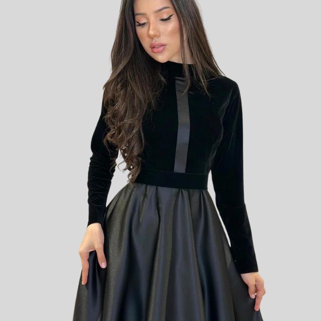 Elegantes Turtleneck-Kleid aus Samt mit ausgestelltem Saum