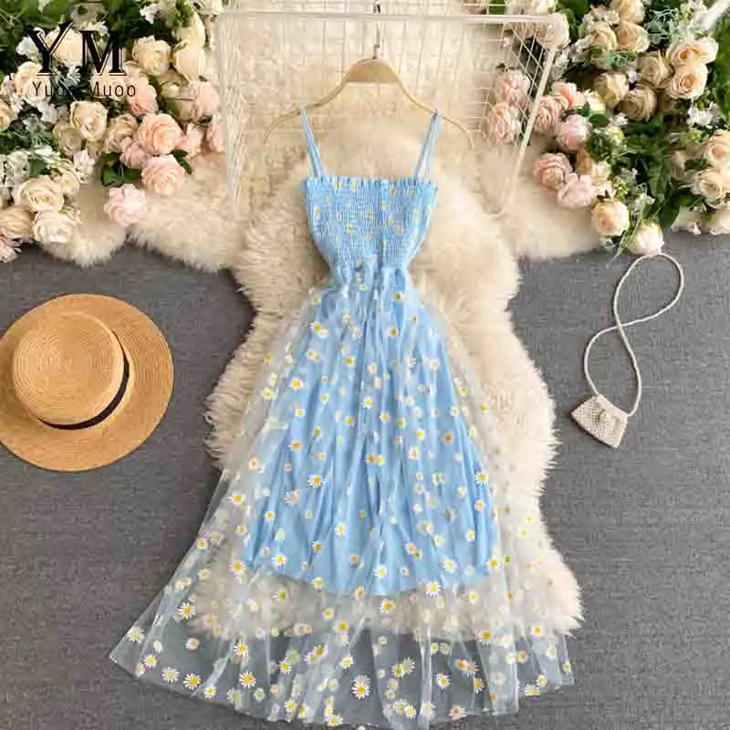 Sommerkleid für Damen mit Blumen- und Margeritenmuster und Spaghetti-Trägern
