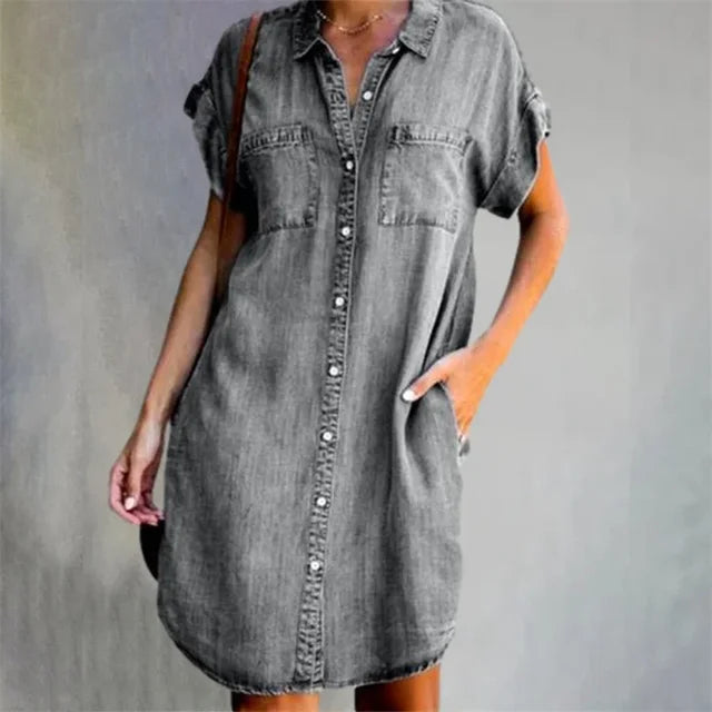 Sommerbrise Kollektion: Dagen Jeanskleid" can be rewritten as "Summer Breeze Collection: Dagen Denim Dress.