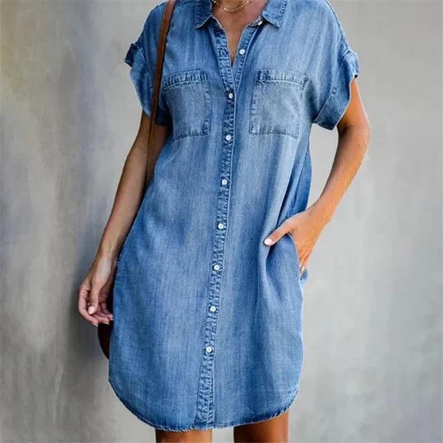 Sommerbrise Kollektion: Dagen Jeanskleid" can be rewritten as "Summer Breeze Collection: Dagen Denim Dress.