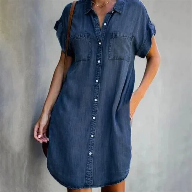 Sommerbrise Kollektion: Dagen Jeanskleid" can be rewritten as "Summer Breeze Collection: Dagen Denim Dress.