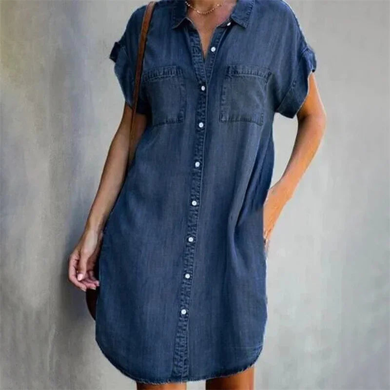 Sommerbrise Kollektion: Dagen Jeanskleid" can be rewritten as "Summer Breeze Collection: Dagen Denim Dress.