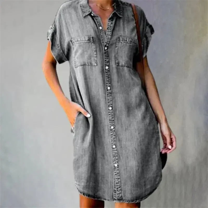 Sommerbrise Kollektion: Dagen Jeanskleid" can be rewritten as "Summer Breeze Collection: Dagen Denim Dress.