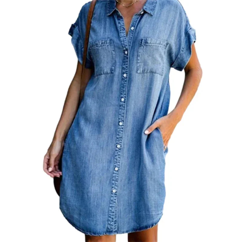 Sommerbrise Kollektion: Dagen Jeanskleid" can be rewritten as "Summer Breeze Collection: Dagen Denim Dress.