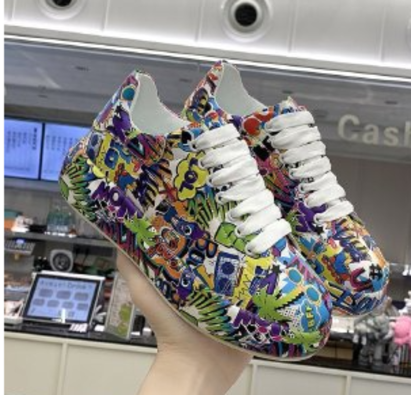 Damen-Sneaker mit Graffiti-Print und Schichtdesign